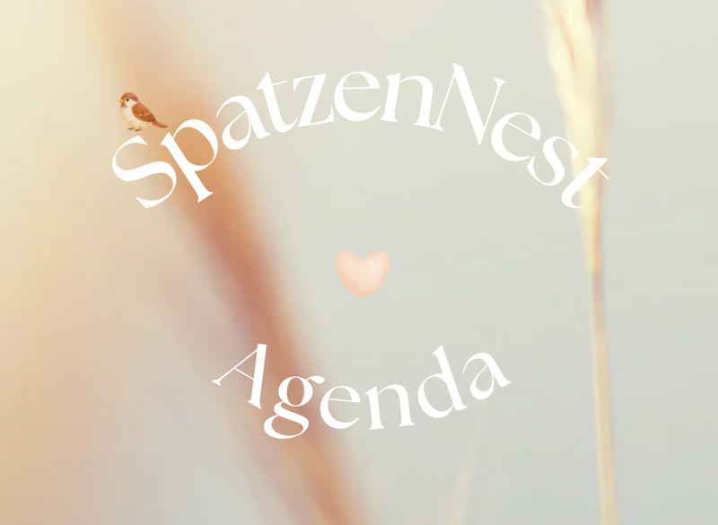 Schriftzug «SpatzenNest Agenda» vor Getreidehalmen
